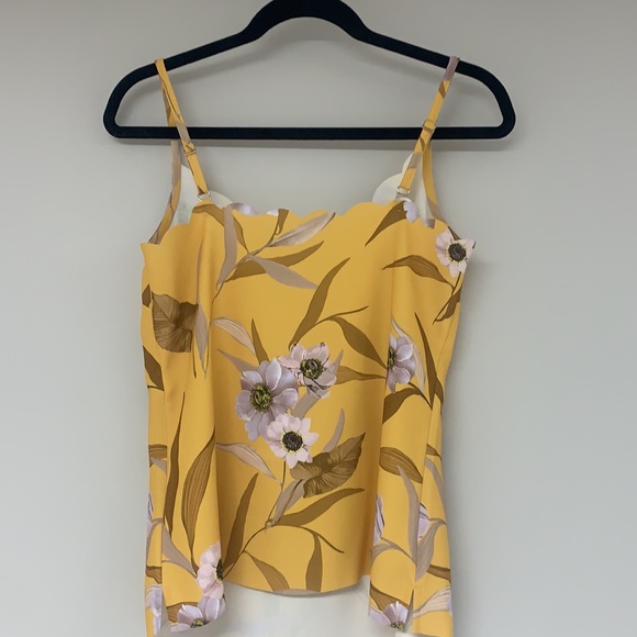 Ted Baker Yellow Floral Tank w/Scalloped Neckline. Excellent condition. Size 1. - Picture 2 of 5